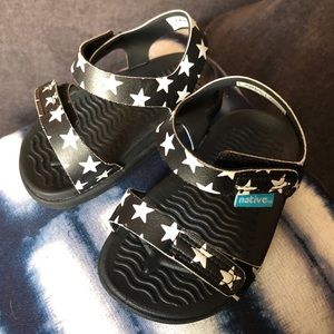 Native Charley Sandals, black / stars like new sz5